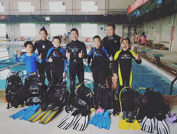 青少年潜水员培训